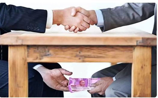 Satna Lokayukta Action: Cooperative bank manager arrested while accepting a ₹96,000 bribe in exchange for paddy procurement payments; Lokayukta laid a trap at his home.