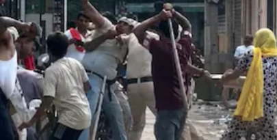 Life-Threatening Attack: Chilli powder thrown in eyes followed by an assault with sticks and batons—video of a murderous attack on a police team in Bhalswa Dairy goes viral.