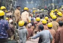Bhilai Factory Accident: 40-year-old worker dies in accident while handling a job at Siscol factory; protest over compensation.