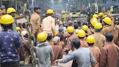 Bhilai Factory Accident: 40-year-old worker dies in accident while handling a job at Siscol factory; protest over compensation.