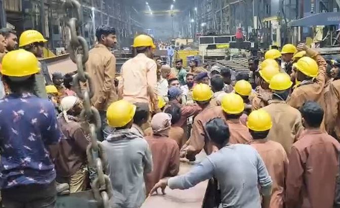 Bhilai Factory Accident: 40-year-old worker dies in accident while handling a job at Siscol factory; protest over compensation.