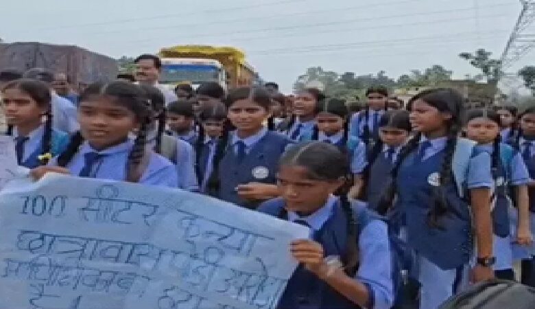 Girls' Hostel: Korba-GPM hostel dispute...! Female students level serious allegations against the warden... staged a protest by blocking the highway... inquiry ordered.