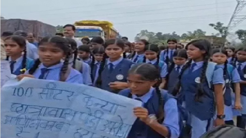 Girls' Hostel: Korba-GPM hostel dispute...! Female students level serious allegations against the warden... staged a protest by blocking the highway... inquiry ordered.