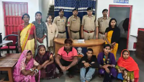 Gold Trail Exposed: After a gang of female snatchers, the net closes in on a goldsmith; 7 tolas of melted gold recovered.