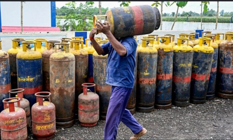 LPG Price Cut: 19kg commercial gas cylinder cheaper by ₹202...! Major relief for hotels and restaurants... New prices effective from today.