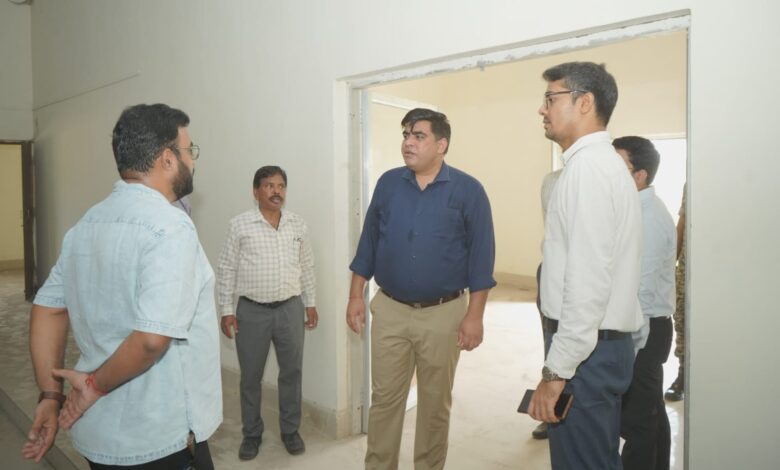 EVPG College, Korba: Collector Kunal Dudawat inspected the Korba PG College auditorium and issued strict instructions to complete the unfinished work promptly.