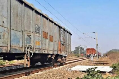 Janjgir-Naila Railway Station: Goods train suddenly splits into two parts while moving on the platform; panic ensues.