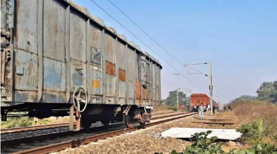 Janjgir-Naila Railway Station: Goods train suddenly splits into two parts while moving on the platform; panic ensues.