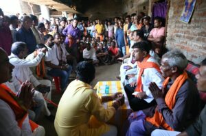 Kawardha News: Deputy CM Vijay Sharma met the families of the victims of the Maharashtra road accident, paid tribute to the deceased, and inquired about the treatment of the injured.