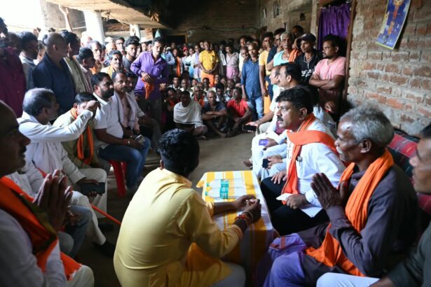 Kawardha News: Deputy CM Vijay Sharma met the families of the victims of the Maharashtra road accident, paid tribute to the deceased, and inquired about the treatment of the injured.
