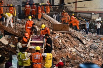 5-storey building collapses in Satya Niketan, 6 dead; search for survivors in the rubble continues after 17 hours; MCD evacuates adjacent building.