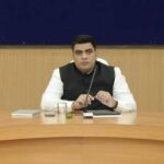 Korba Municipality: Collector issues notices to two CMOs after cattle are found roaming the streets; response sought within three days—administration takes a strict stance on negligence.