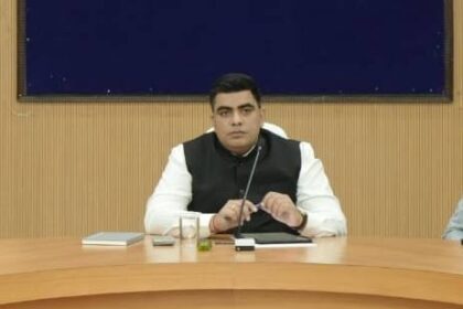 Korba Municipality: Collector issues notices to two CMOs after cattle are found roaming the streets; response sought within three days—administration takes a strict stance on negligence.