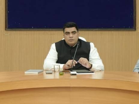 Korba Municipality: Collector issues notices to two CMOs after cattle are found roaming the streets; response sought within three days—administration takes a strict stance on negligence.