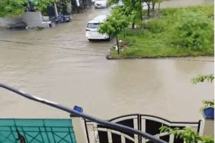 Balrampur Weather Alert: Havoc caused by rain... All schools in Balrampur are closed today; continuous rainfall for three days and a heavy rain alert have led to waterlogging in schools, prompting the administration to order a closure.