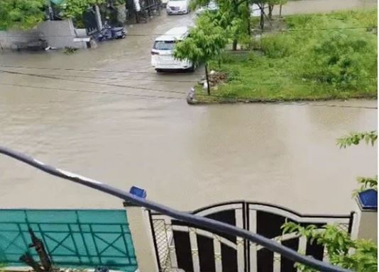 Balrampur Weather Alert: Havoc caused by rain... All schools in Balrampur are closed today; continuous rainfall for three days and a heavy rain alert have led to waterlogging in schools, prompting the administration to order a closure.